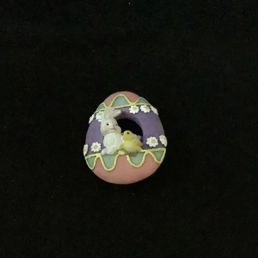 Brooch  Cute little ceramic Easter egg ￼